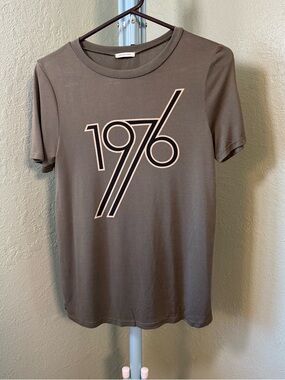 Women's 1976 Graphic Tee - Olive Green
